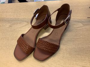 Åben sandal i brun