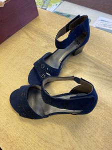 Marine blå sandal med hæl